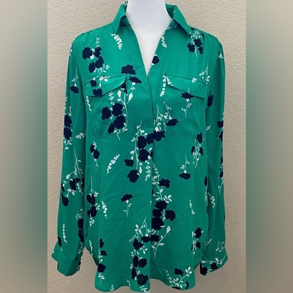 Ann Taylor Green Floral Blouse. Navy and white pattern. Size S. Collared, v-neck - Picture 2 of 12